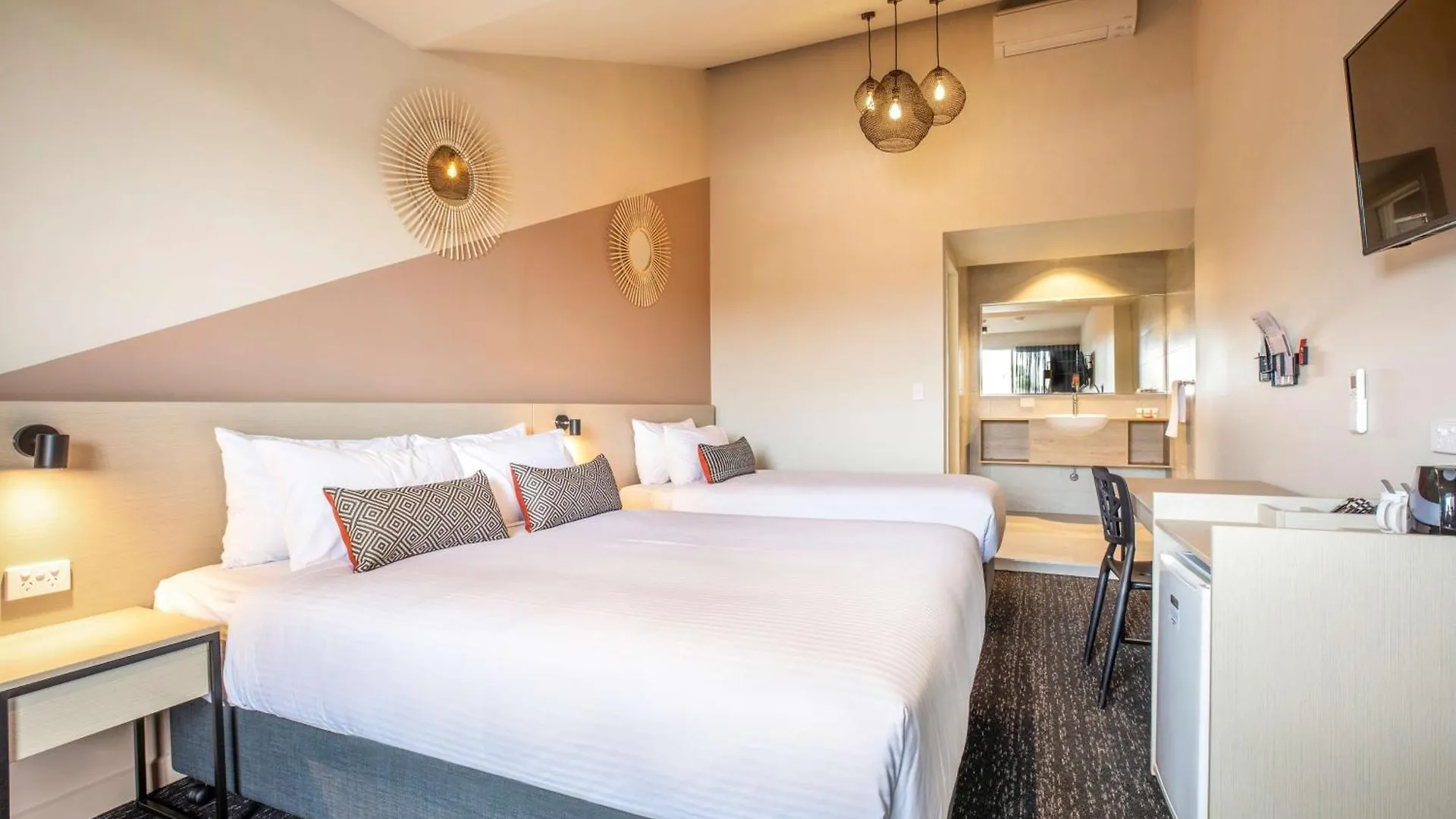Staying Near Eastland Ringwood: 8 Family Hotels Compared