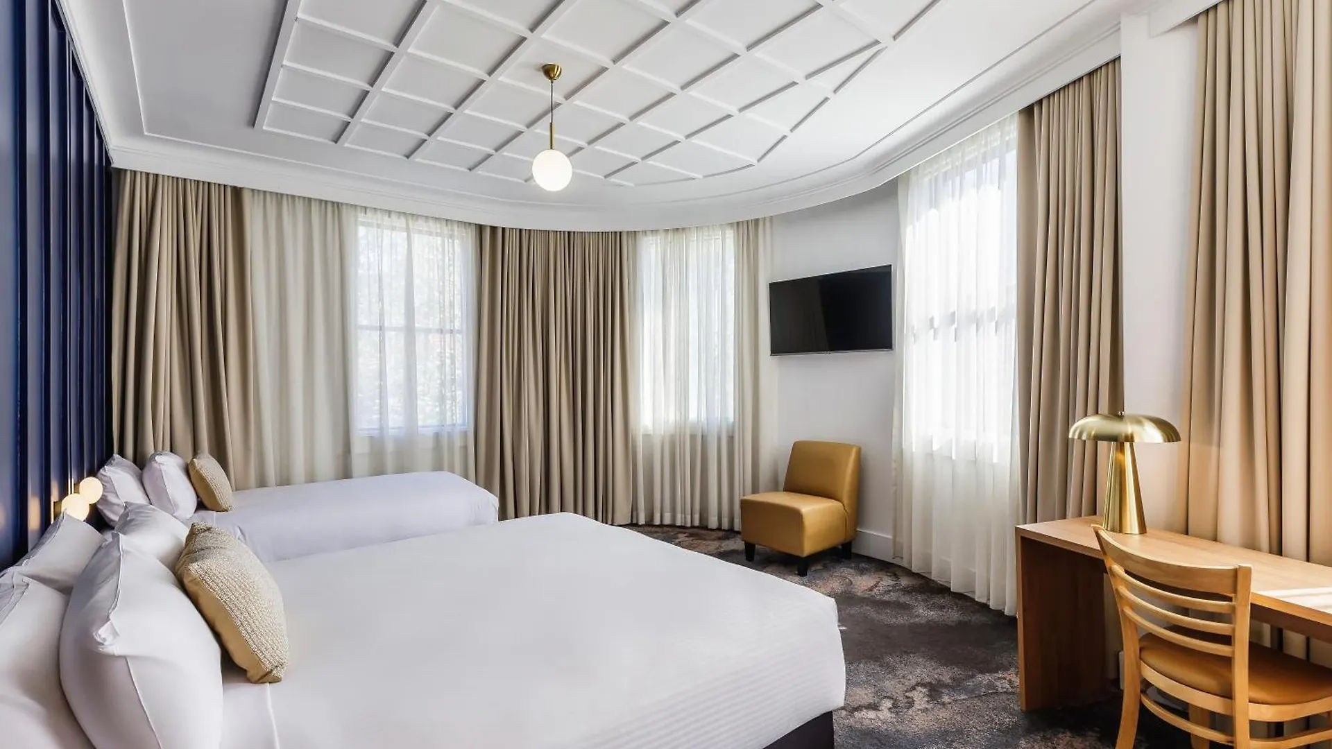 15 Airport Hotels Near White Rabbit Gallery That Deliver