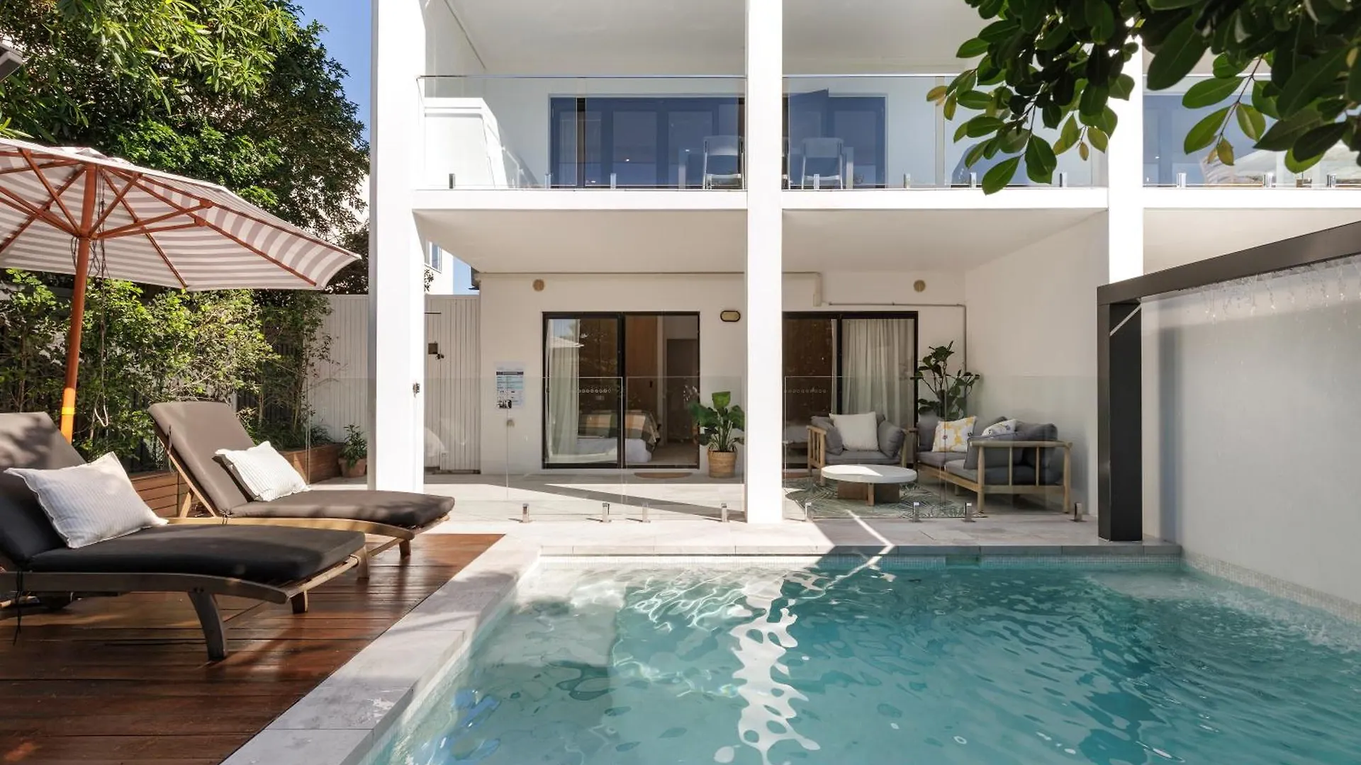 Where to Stay Near Hastings Street: 6 Best Villa Hotels