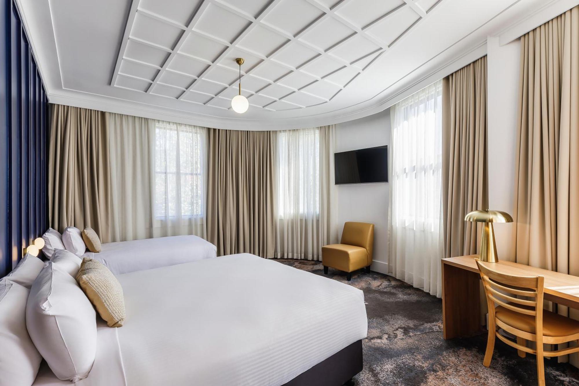15 Airport Hotels Near White Rabbit Gallery That Deliver