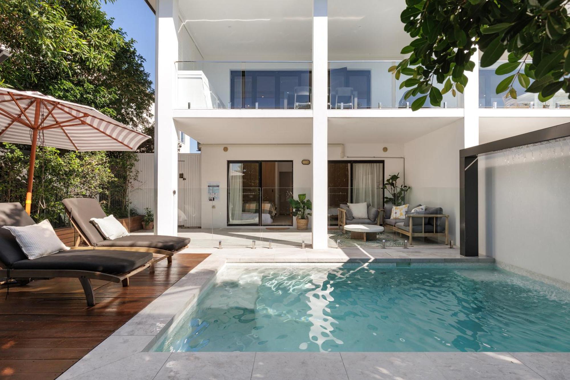 Where to Stay Near Hastings Street: 6 Best Villa Hotels